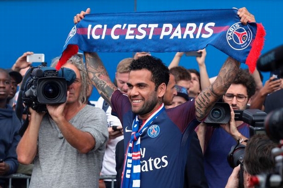 Alves tươi cười trong ngày ra mắt Paris St German