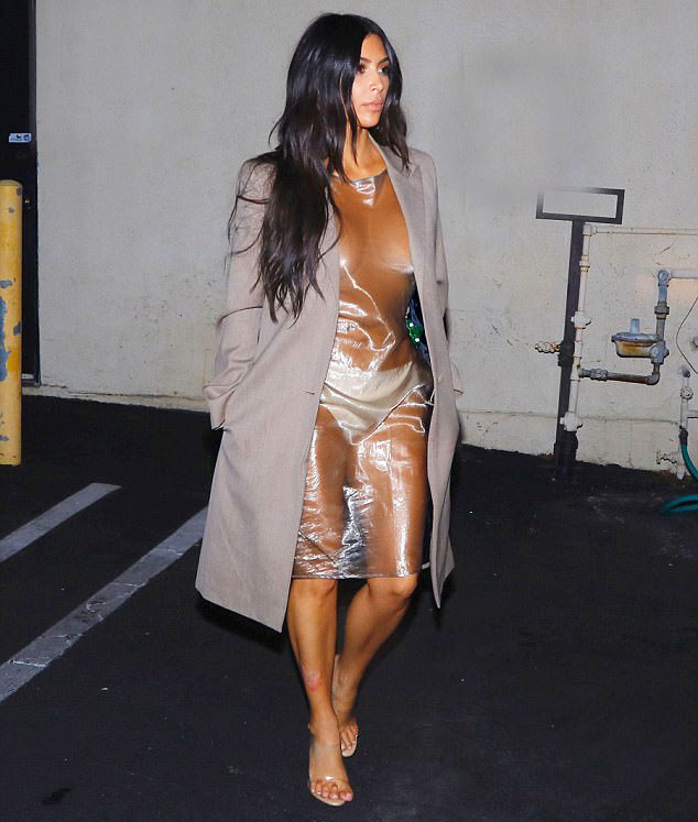Kim Kardashian mặc váy xuyên thấu 100%, lộ đường cong hình thể khi đi ăn tối.