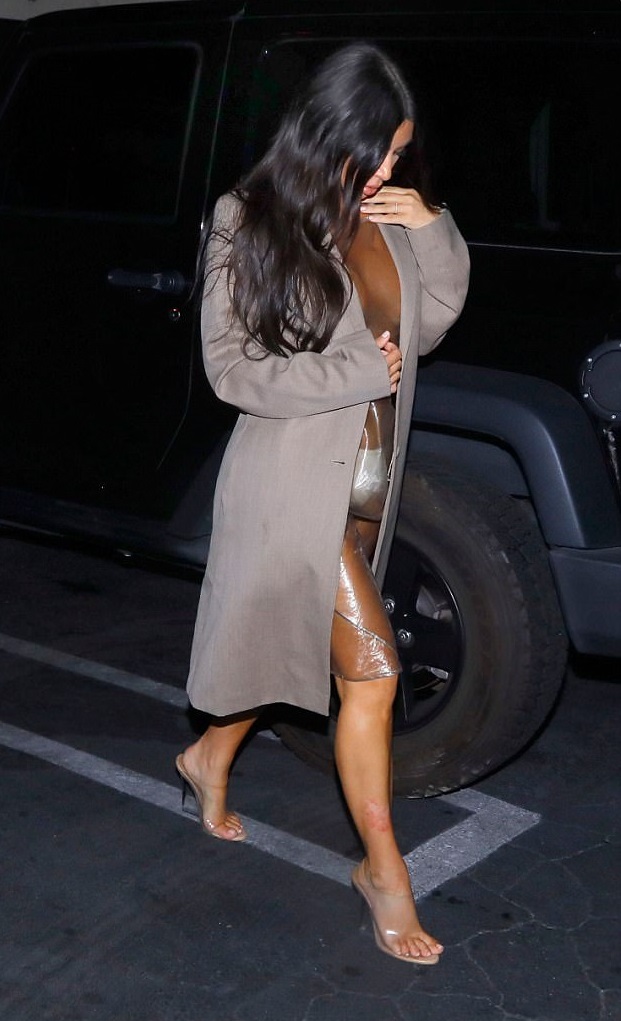 Cận cảnh bộ váy trong suốt của Kim Kardashian 
