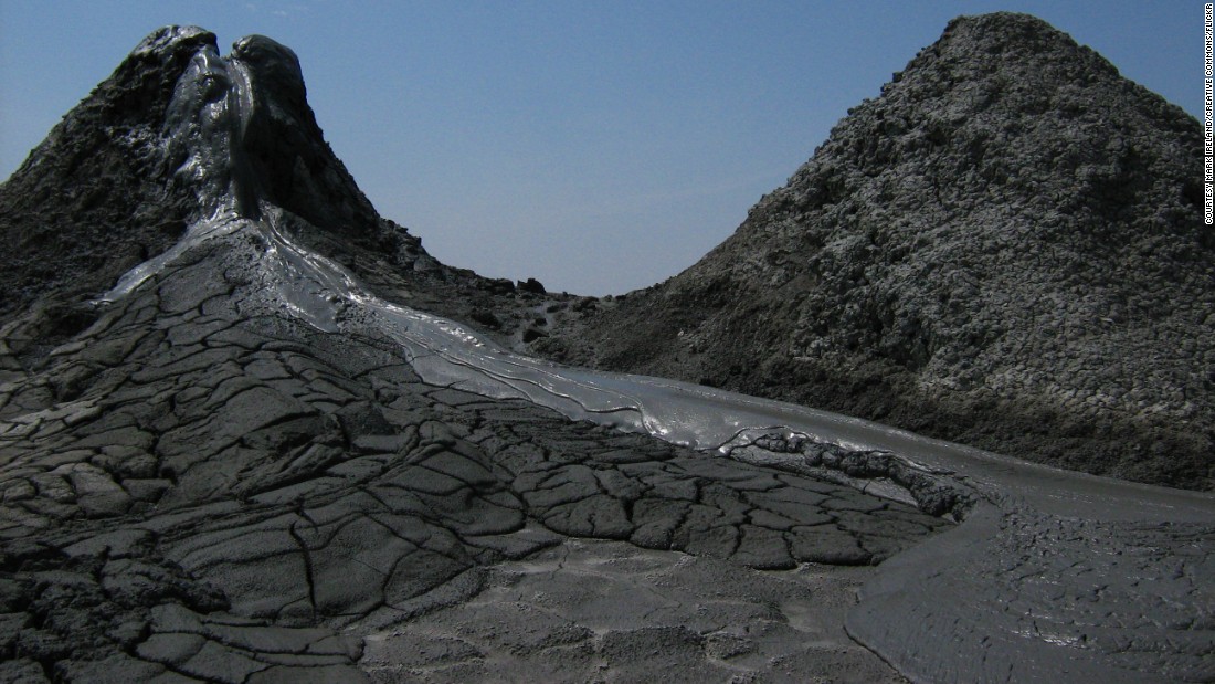 6.Núi lửa bùn ở Gobustan, Azerbaijan  Ngọn núi lửa này không phun ra dung nham mà phun ra bùn. Khách du lịch tới đây thường lấy bùn thoa lên người vì cho rằng nó tốt cho sức khỏe.  Núi lửa bùn ở Gobustan cách thủ đô Baku của Azerbaijan khoảng 65km về phía Nam, du khách có thể tới đây bằng ô tô.