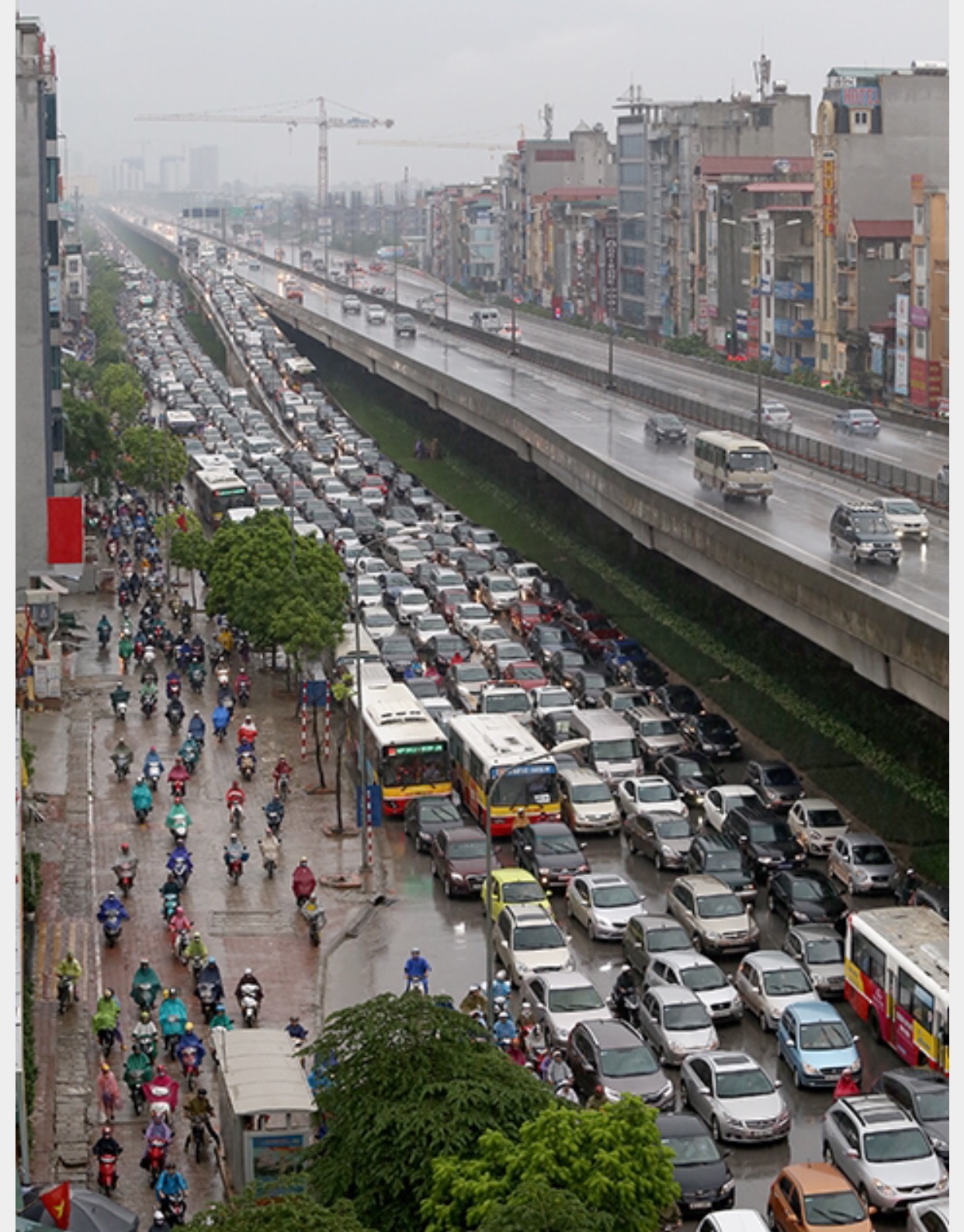 Tuyến đường Nguyễn Chí Thanh - Đống Đa cũng trong cảnh tắc đường hàng dài