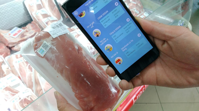 Truy xuất nguồn gốc thịt heo bằng ứng dụng TE-FOOD trên smartphone - Ảnh: Anh Khoa