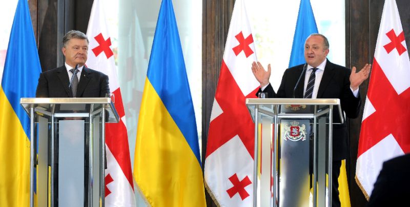Tổng thống Gruzia Giorgi Margvelashvili (bên phải) và người đồng cấp Ukraine Petro Poroshenko tuyên bố tham vọng gia nhập NATO và EU trong một cuộc họp báo chung
