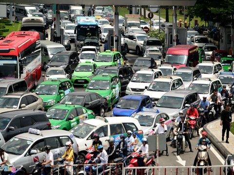Hàng nghìn xe kẹt cứng suốt 5 giờ ở sân bay Tân Sơn Nhất