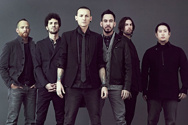 Chester Bennington (thứ 3 từ trái sang) cùng các thành viên Linkin Park. 