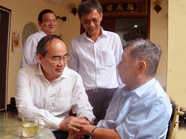Bí thư Nguyễn Thiện Nhân thăm hỏi Thượng tướng Phan Trung Kiên.