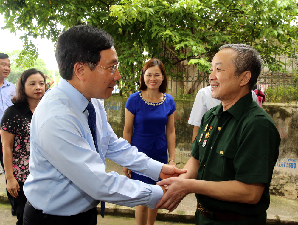 Phó Thủ tướng đã đến thăm và tặng quà ông Hoàng Xuân Bảo, thương binh ¼, trú tại phường Đông Hương, TP. Thanh Hóa.