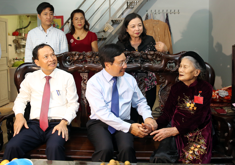 Phó Thủ tướng đến thăm và tặng quà Mẹ Việt Nam Anh Hùng Đào Thị Lan, có hai con liệt sĩ, trú tại phường Trường Thi, TP. Thanh Hóa.