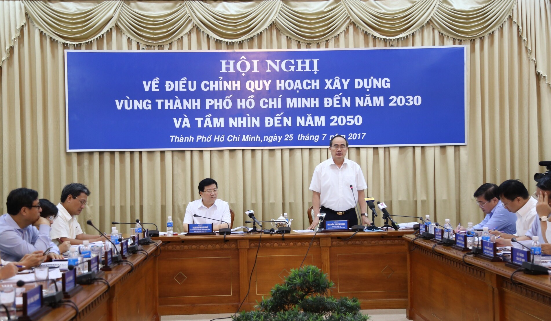 Bí thư Thành ủy TP.HCM Nguyễn Thiện Nhân phát biểu tại hội nghị.