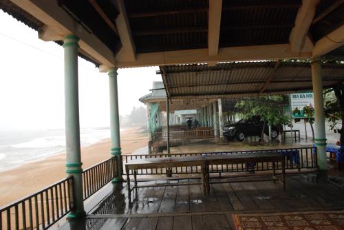 Người dân ở khu vực Bãi tắm Cửa Tùng đã thu dọn đồ đạc tránh bão. Ảnh: Thanh Thủy-TTXVN