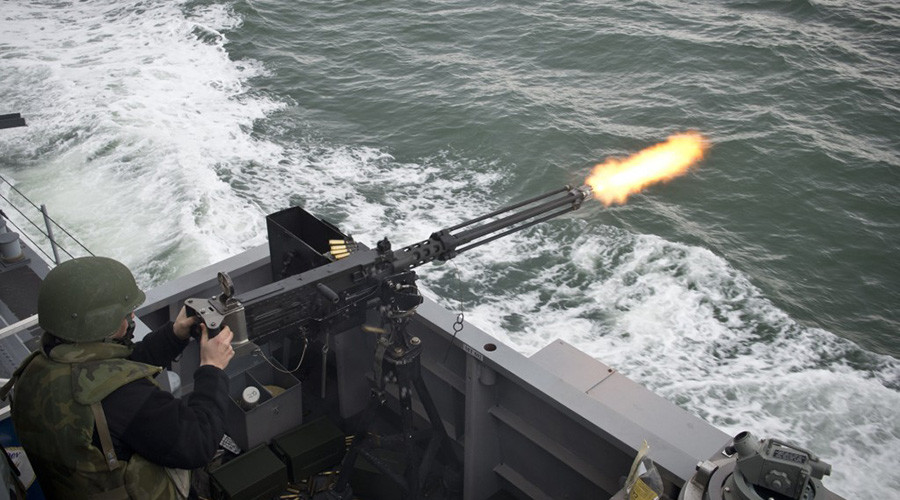 Chiến hạm Mỹ bắn hàng tràng đạn liên tiếp về phía tàu đối thủ