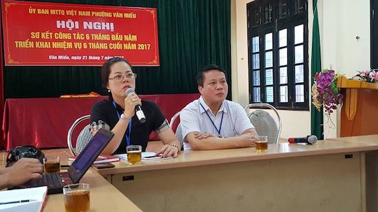 Phó giám đốc Sở Tư pháp Hà Nội Phạm Thanh Cao (phải) và Chủ tịch UBND phường Văn Miếu Vũ Mai Khanh