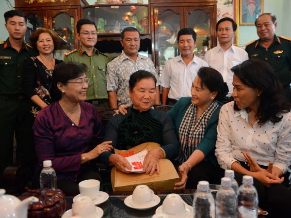 Chủ tịch Quốc hội Nguyễn Thị Kim Ngân thăm và tặng quà gia đình bà Khâu Thị Rồi.