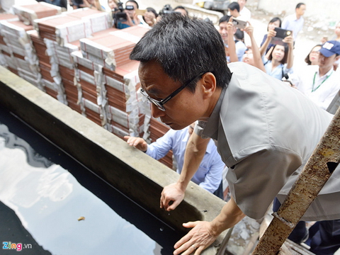 Phó thủ tướng kiểm tra từng bể nước tại ổ dịch sốt xuất huyết ở Hà Nội