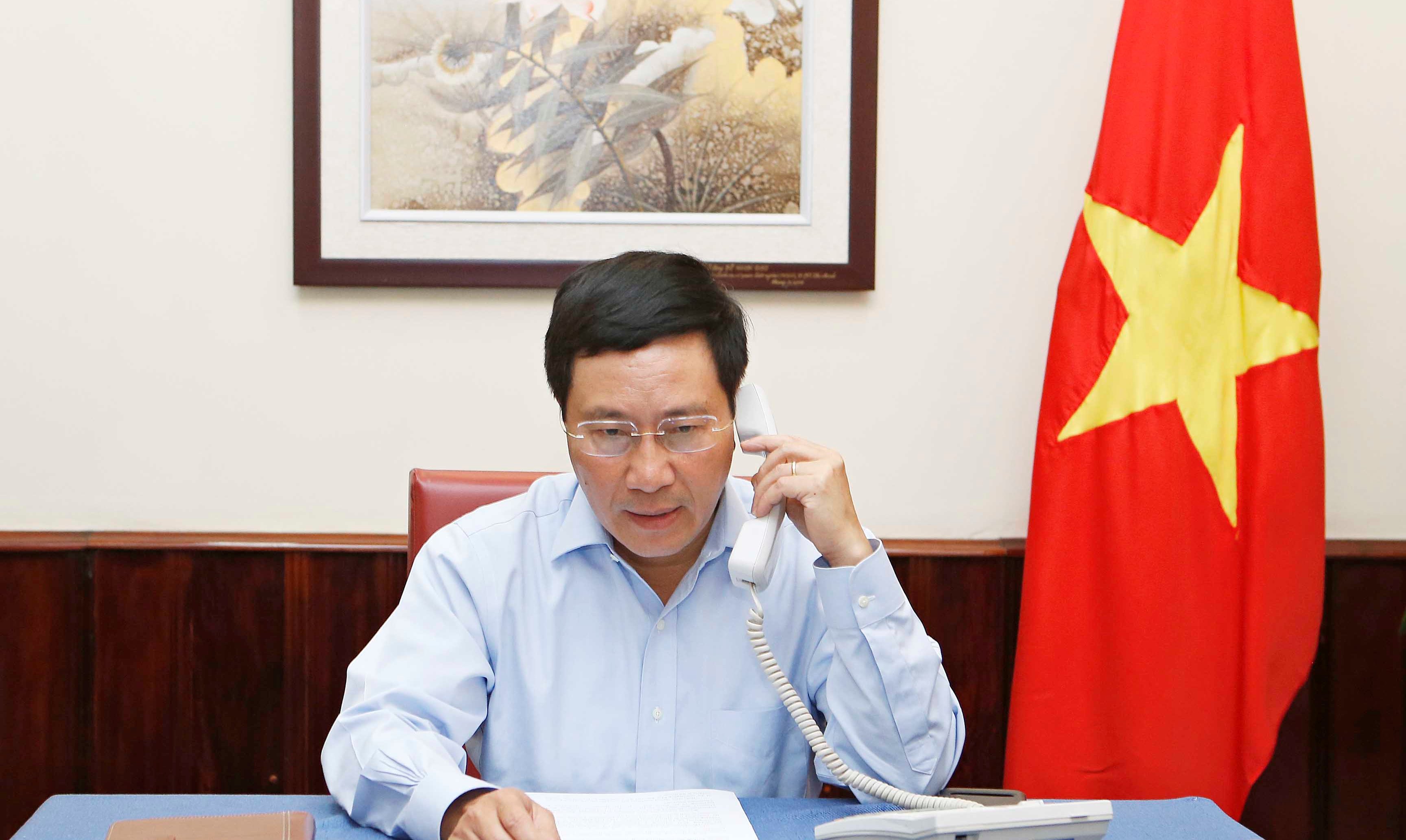Phó Thủ tướng Phạm Bình Minh điện đàm với Ngoại trưởng Indonesia về vụ tàu Việt Nam bị bắn