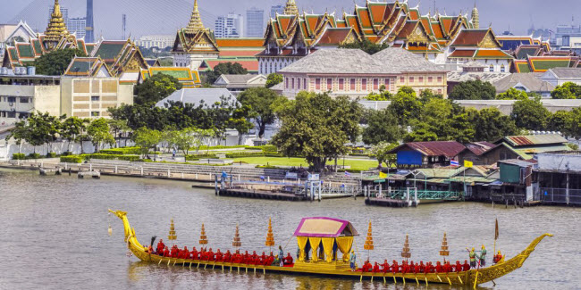1. Thái Lan: Được biết đến với biệt danh “Vùng đất của những nụ cười”, Thái Lan là thiên đường đối với du khách ba lô. Những hòn đảo nhiệt đới, thành phố náo nhiệt, ẩm thực đa dạng và cuộc sống ban đêm sôi động đã giúp đất nước này trở nên nổi tiếng trong vài thập kỷ gần đây. Mặc dù số lượng du khách tăng trưởng rất nhanh, nhưng chi phí ở Thái Lan vẫn cực kỳ thấp và là một trong những quốc gia rẻ nhất đối với du khách tại khu vực Đông Nam Á. Giá thuê nhà nghỉ ở đây rẻ nhất chỉ 1,47 USD/đêm, trong khi bạn có thể tìm được nhà hàng với giá 1,7 USD/suất ăn.