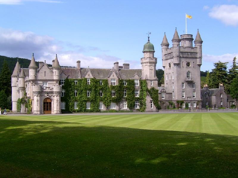 Lâu đài Balmoral, Aberdeenshire, Scotland: Khu đất rộng 20.000 hecta này nằm trong tài sản của hoàng gia Anh từ năm 1952 và là nơi nghỉ hè của Nữ hoàng. Theo Công chúa Eugenie, cháu của Nữ hoàng, đây là nơi đẹp nhất thế gian và khiến Nữ hoàng vui vẻ nhất.