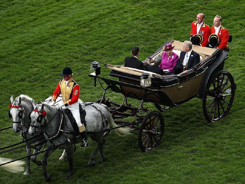 Trường đua Ascot, Berkshire, Anh: Nữ hoàng Elizabeth II nổi tiếng là người mê đua ngựa. Trường đua Ascot là nơi tổ chức cúp Gold vào tháng sáu hàng năm.