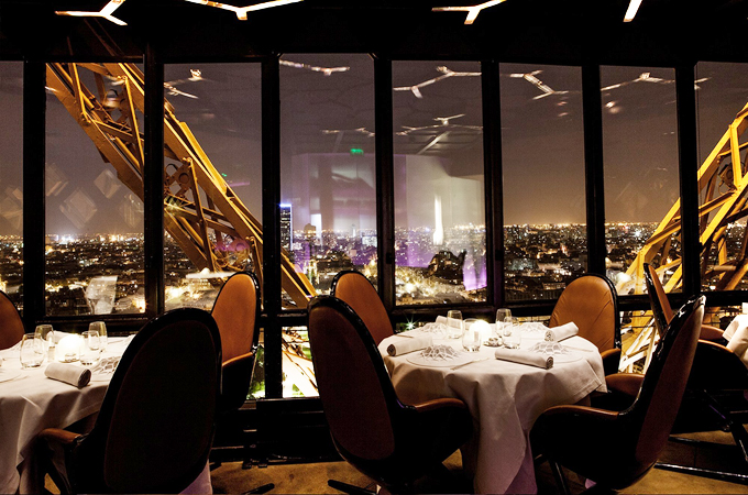 Về đêm, nhà hàng càng trở nên lung linh huyền ảo, đây là địa điểm dùng bữa tối lý tưởng nhất tại Paris.