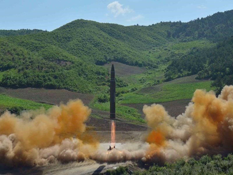 Tên lửa đạn đạo xuyên lục địa Hwasong-14 được Triều Tiên phóng hôm 4-7. Ảnh: KCNA