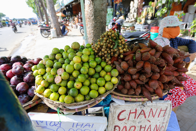 Quả chanh đào được người bán rao nhập từ Hà Nội, bán với giá 60.000 đồng một kg. Ngoài ra, trái mây cũng được bán phổ biến ở TP HCM từ 5 năm nay.