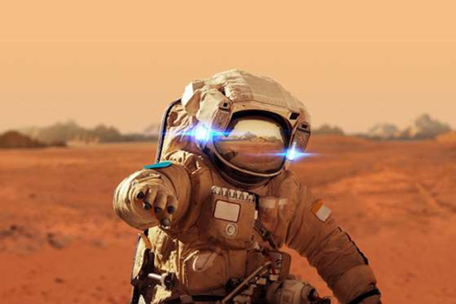 Dennis Tito: Du lịch sao Hỏa  Năm 2011, Dennis Tito, cựu nhân viên của NASA và hiện là giám đốc công ty quản lý đầu tư Wilshire Associates, đã chi 20 triệu USD để trở thành du khách đầu tiên của sao Hỏa. Hiện ông đang lên kế hoạch sẽ đưa 2 người lên sao Hỏa trong một chuyến du lịch trong 501 ngày vào năm tới.