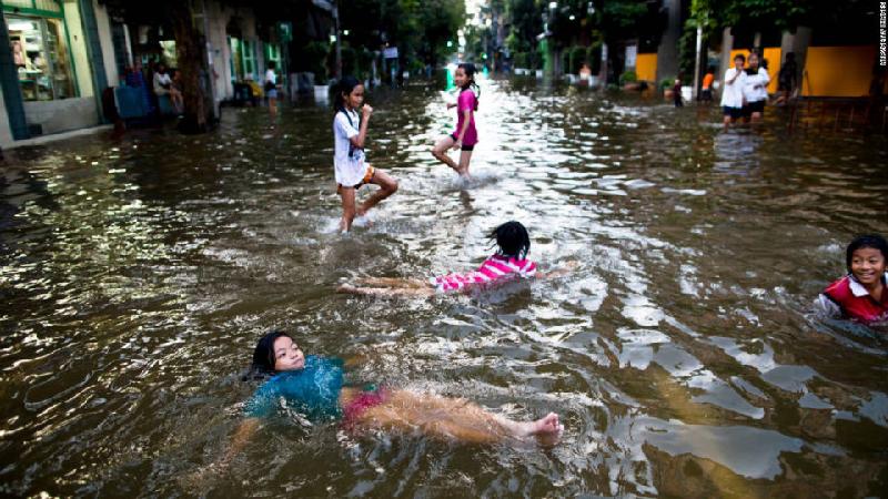 Bangkok, Thái Lan: Vào mùa mưa diễn ra từ tháng 4-10, Bangkok thường có nhiều trận lụt lớn nhỏ, gây khó khăn cho sinh hoạt và các hoạt động du lịch. Ảnh: CNN.