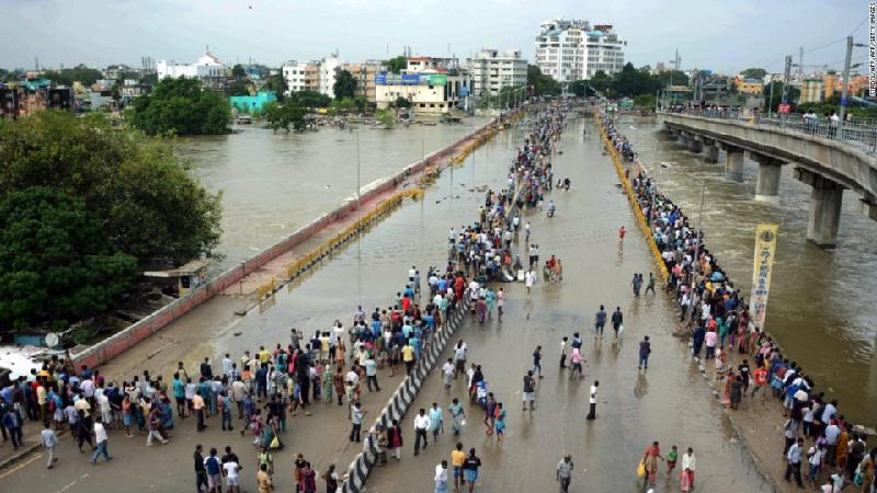 Chennai, Ấn Độ: Lượng mưa lớn, các cửa sông bị thu hẹp, khu dân cư lấn ra bờ sông, đường thoát nước tự nhiên tắc nghẽn và thiếu hệ thống cảnh báo lũ lụt khiến thành phố này rơi vào cảnh nước ngập ngang người. Ảnh: CNN.