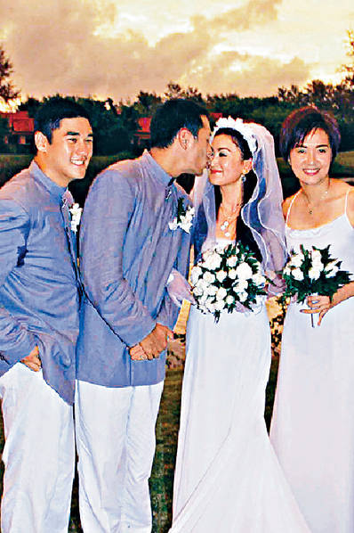 Ôn Bích Hà và tỉ phú Hà Tổ Quang làm đám cưới tại Phuket, Thái Lan vào năm 2010. Hôn lễ diễn ra rất lãng mạn và hoành tráng.