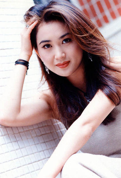 Ôn Bích Hà từng là một trong những mỹ nhân của làng giải trí Hồng Kong trong những năm 90 của thế kỷ trước với vẻ đẹp ngọt ngào, hiện đại. Cô còn tham gia làm người mẫu ảnh và vẫn thực hiện những bộ ảnh 