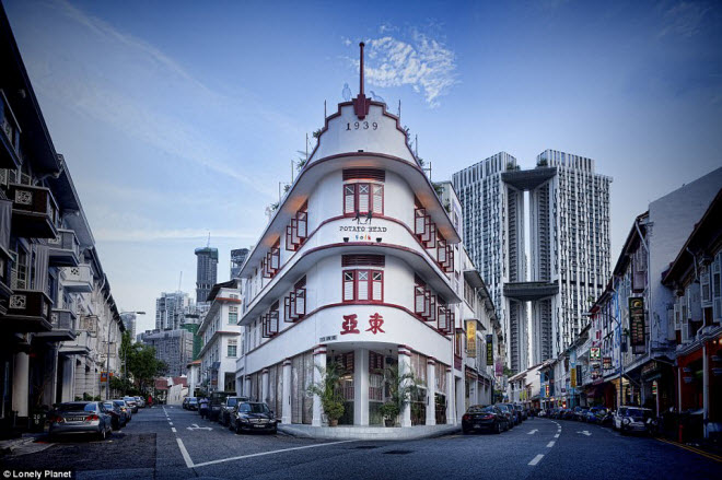 Từng là khu phố đèn đỏ, đường Keong Saik đã trở thành biểu tượng của “Singapore mới”. Sau những tòa nhà cổ kính từ thời thuộc địa, du khách sẽ được khám phá những không gian ăn uống và giải trí hàng đầu ở quốc gia này như quán bar trên sân thượng.