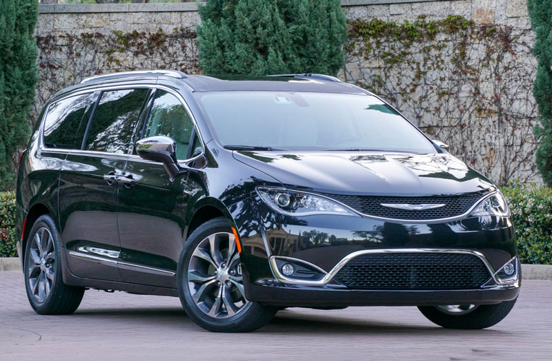 2. Chrysler Pacifica 2017 (giá khởi điểm: 28.995 USD).