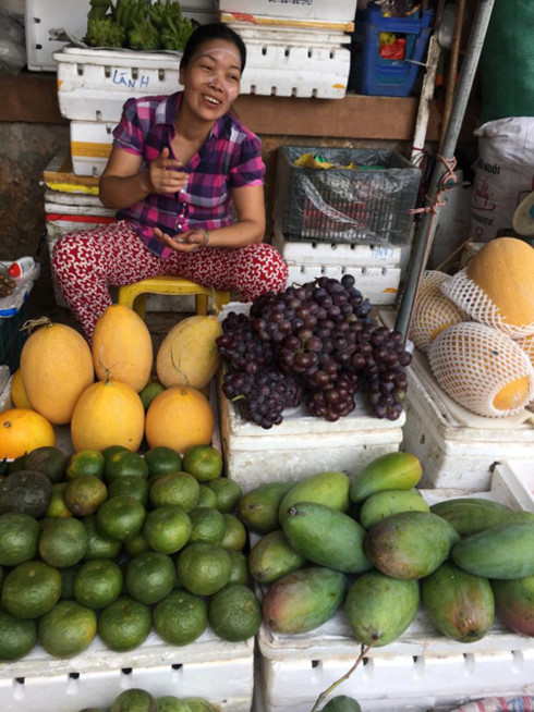 Một sạp hàng bày bán nhiều hoa quả ở chợ Hà Đông, Hà Nội