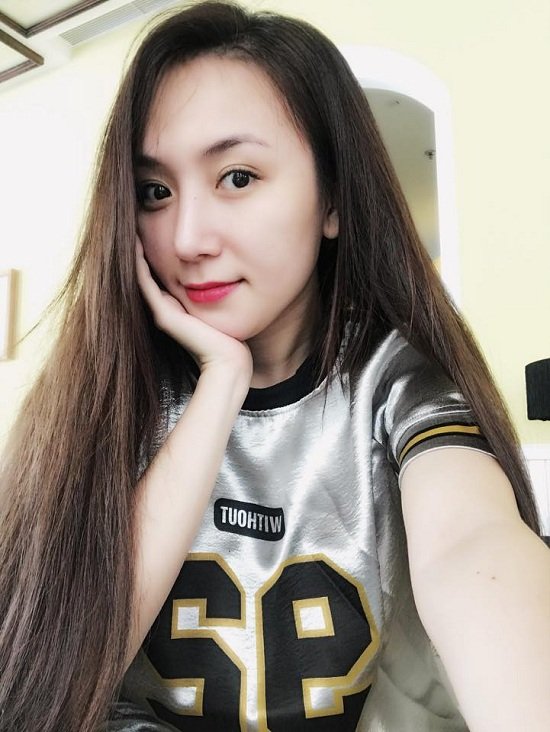 Thảo Bebe sở hữu gương mặt xinh đẹp, thân hình nóng bỏng không kém cạnh bất cứ hotgirl nào.