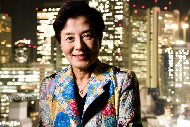 Yoshiko Shinohara là nữ tỷ phú tự lập đầu tiên ở Nhật Bản. Bà sáng lập công ty nhân sự  dành cho những nhân viên thời vụ Temp Holdings với nguồn lợi nhuận đạt được trong năm 2016 là 4,5 tỷ USD. Yoshiko có tài sản trị giá 1,1 tỷ USD.