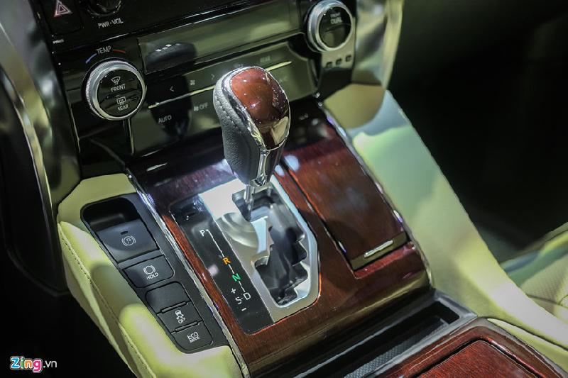 Toyota Alphard trang bị phanh tay điện tử, chế độ lái Eco Mode. Hệ thống điều hòa 2 vùng tự động là trang bị tiêu chuẩn theo xe.
