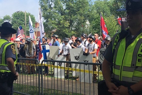 Các nhóm ủng hộ da trắng với đồ vũ trang tụ tập ở Charlottesville, bang Virginia (Mỹ). Cuộc tuần hành đã biến thành bạo lực. Ảnh: New York Times.