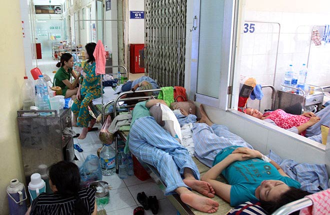Bệnh nhân nằm tràn ra hành lang do số lượng bệnh nhân quá đông