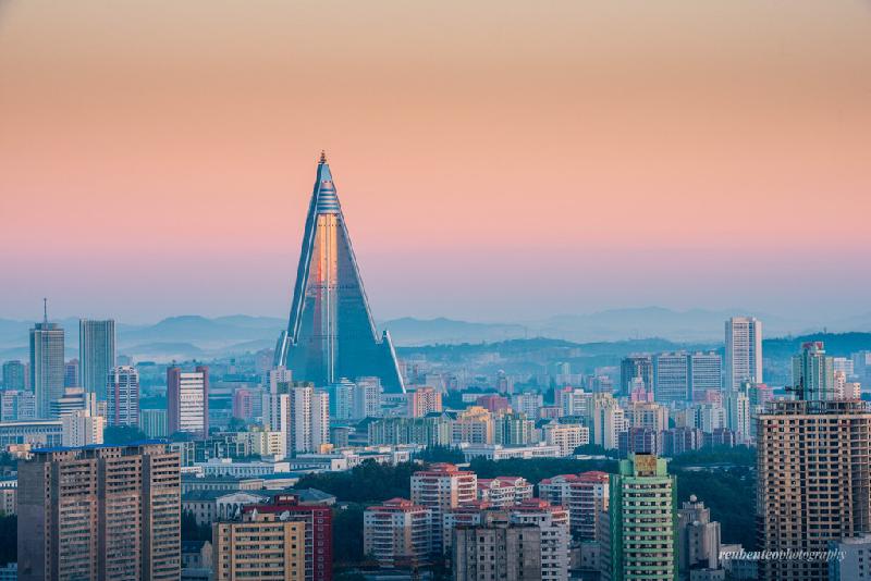 Khách sạn Ryugyong phản chiếu ánh mặt trời. Công trình khổng lồ này chưa hoàn thiện nhưng vẫn được xem là một trong những điểm đến hút khách nhất Triều Tiên.