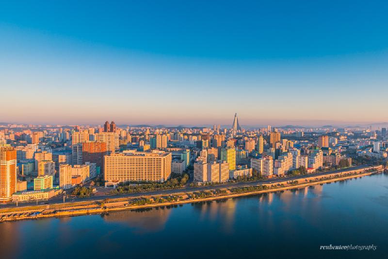 Khung cảnh tuyệt đẹp của thủ đô Triều Tiên nhìn từ một bên sông, với những tòa nhà cao tầng đủ hình dạng đan xen lẫn nhau.
