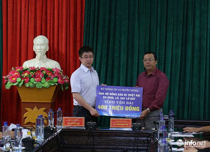 Ông Bùi Hoàng Phương - Phó Chánh VP Bộ, đại diện Bộ TTTT trao quà cho UBND huyện Mù Cang Chải.