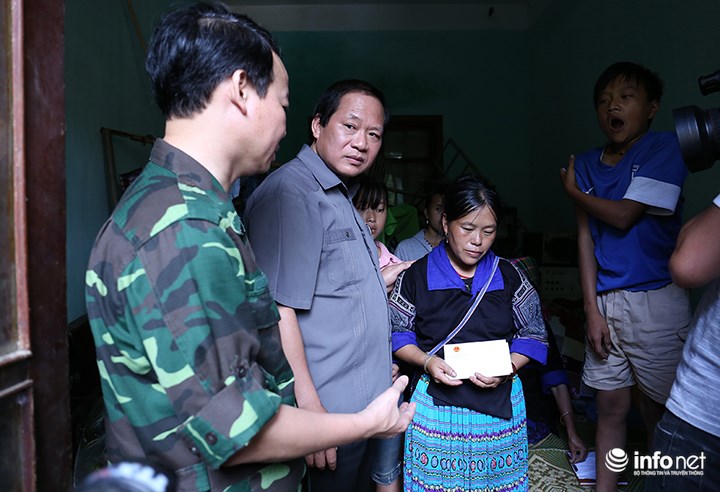Bộ trưởng Trương Minh Tuấn tặng quà, động viên gia đình chị Cứ Thị Sầu (vợ của anh Giàng A Hù, cán bộ kỹ thuật đài truyền thanh huyện MCC đã bị thiệt mạng do lũ cuốn).