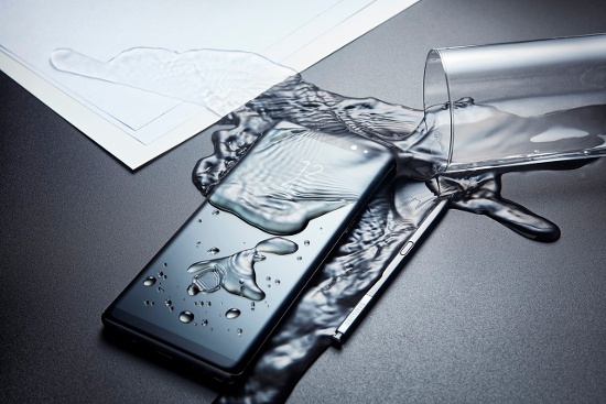 Giống như Galaxy Note 7, phiên bản Galaxy Note 8 cũng được trang bị chức năng chống thấm nước, chống bụi, theo tiêu chuẩn IP68 (có thể ngâm nước ở độ sâu 1,5m trong thời gian 30 phút). 