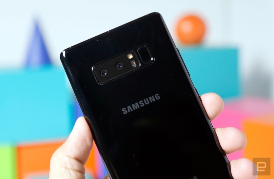 Samsung Galaxy Note 8 là thiết bị đầu tiên của Samsung sở hữu tính năng camera kép, trong đó cả hai camera đều sở hữu độ phân giải 12 megapixel, trong đó một camera có ống kính góc rộng khẩu độ f/1.7 và camera còn lại sử dụng ống kính tele khẩu độ f/2.4. 