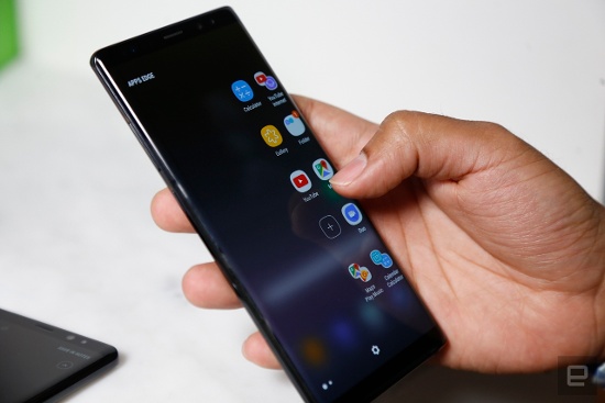 Samsung sẽ bán Galaxy Note 8 từ ngày 15/ 9 tới đây và sẽ có các màu Midnight Black (Đen Huyền bí),Orchid Gray (Tím Khói), Maple Gold (Vàng Hổ Phách) và Deepsea Blue (Xanh biển). Giá của thiết bị sẽ khác nhau tùy từng thị trường.