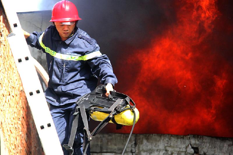 Thượng tá Đỗ Văn Kháng, Trưởng phòng PCCC huyện Bình Chánh cho biết lực lượng chữa cháy chuyên nghiệp tiếp cận đám cháy rất khó khăn. Tuy nhiên, các chiến sĩ không quản khó khăn, nguy hiểm đã tiếp cận đám cháy.