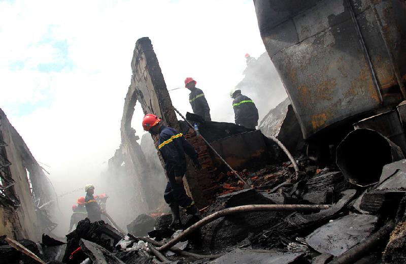 Cảnh tan hoang sau vụ cháy Công ty nhựa rộng hơn 6.000 m2