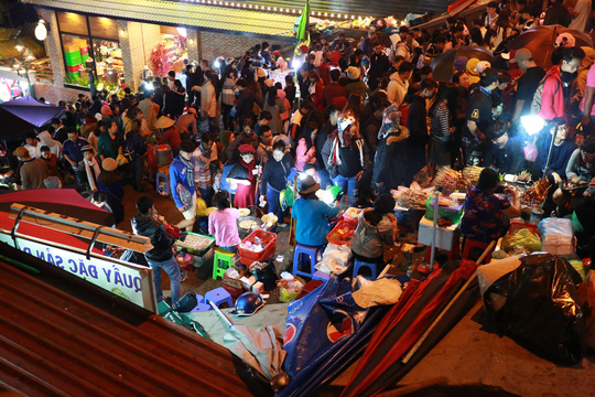 Bát nháo nạn mồi chài, chèo kéo, chặt chém du khách ở chợ đêm Đà Lạt.