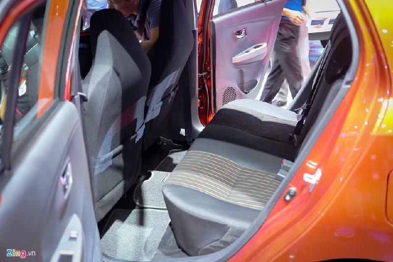 Toàn bộ ghế ngồi của Wigo đều bọc nỉ. Phiên bản trưng bày tại Vietnam Motor Show 2017 được gắn bộ kit TRD. Xe trang bị 2 túi khí cho người lái và hành khách phía trước.