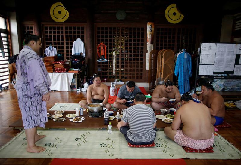Trong quá trình tham dự giải đấu sumo Nagoya, đoàn võ Tomozuna ở tạm tại một ngôi đền Phật giáo. Nơi này có chỗ cho họ ăn uống, nghỉ ngơi và tập luyện.